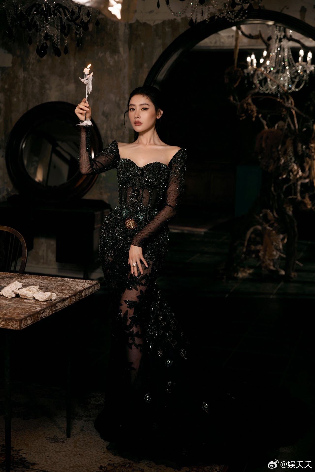 张天爱红唇黑裙造型女王来的 微博之夜张天爱一袭黑色闪钻礼裙勾勒曼妙身姿，碎钻光影