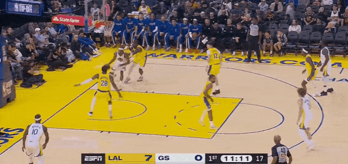 勇士潜力新星穆迪真是太嚣张了！NBA季前赛，在勇士对阵湖人的第一节比赛中，穆迪篮