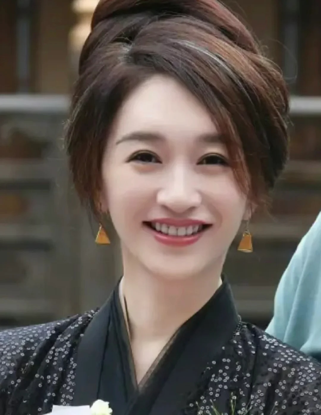 “虽为女子，却有着不输男子的果敢与决断”她有点太美了，盖过了女主，这个妆造比第一