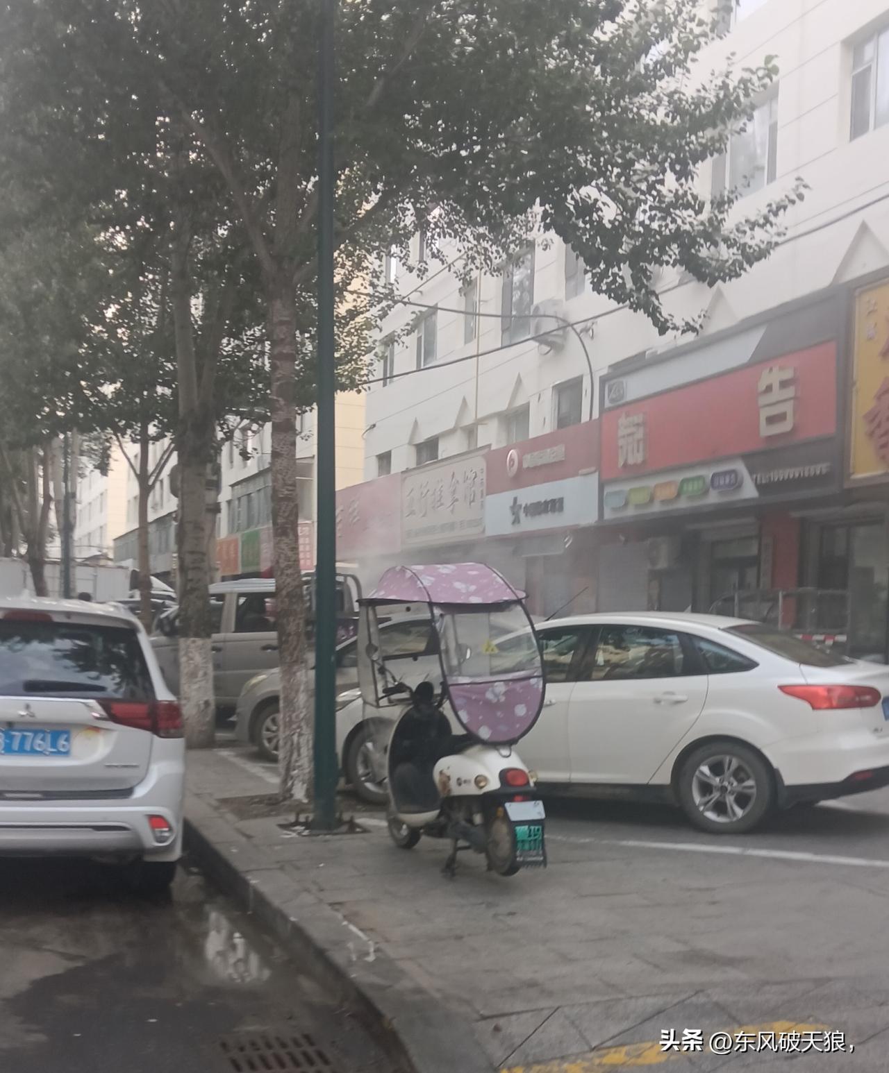 走在城区临街街道，最近发现一个让人头疼的现象：不少沿街商铺门前支起大锅露天炖菜，