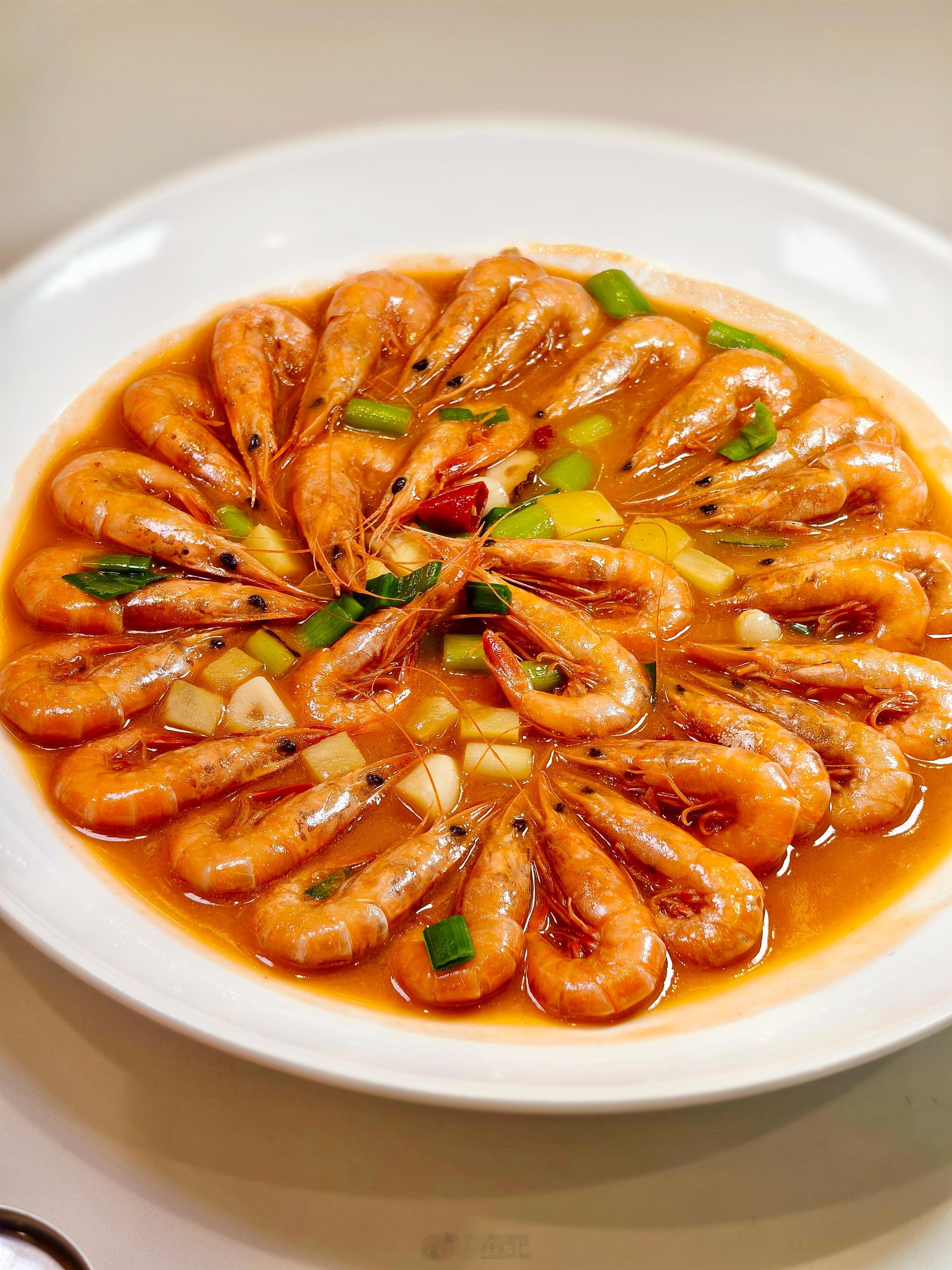 春日迟迟，我应邀登临上海中心，于云端高处赴一场名为“芙辉探梦”的味蕾之约。醉辉皇