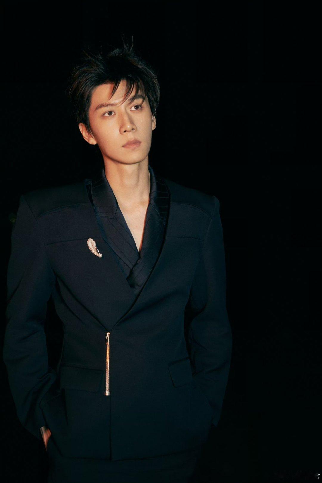 任宥纶在星光大赏过夏天 任宥纶首次参加星光大赏 星光红毯秒变夏日海岸！任宥纶清爽