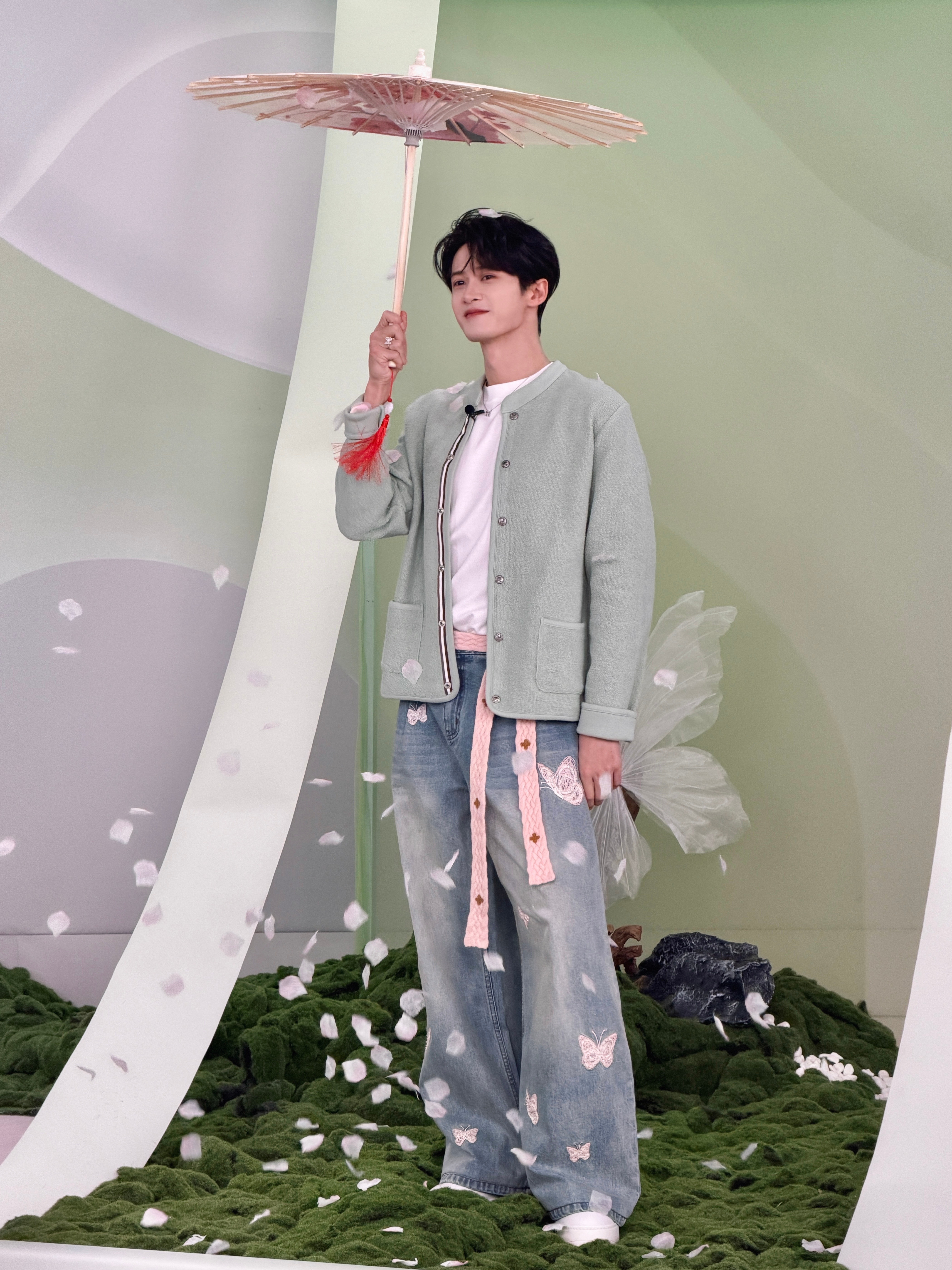 马上又到我生日了 也不知道我那个在娱乐圈工作的男朋友会给我什么惊喜檀健次撑伞撒花