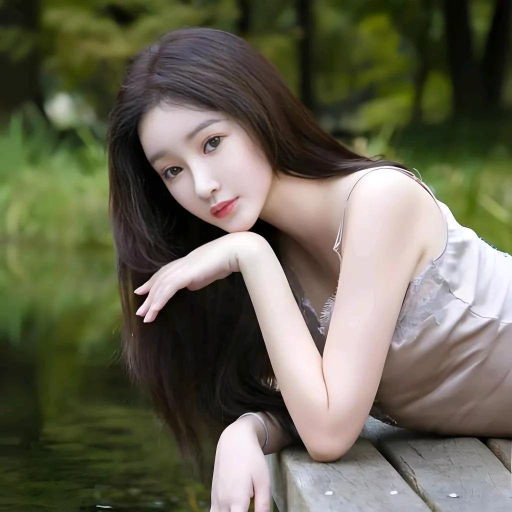 在绿意盎然的湖边，她优雅地倚靠，眼神如湖水般清澈。湖边温柔少女 湖边白裙少女 湖