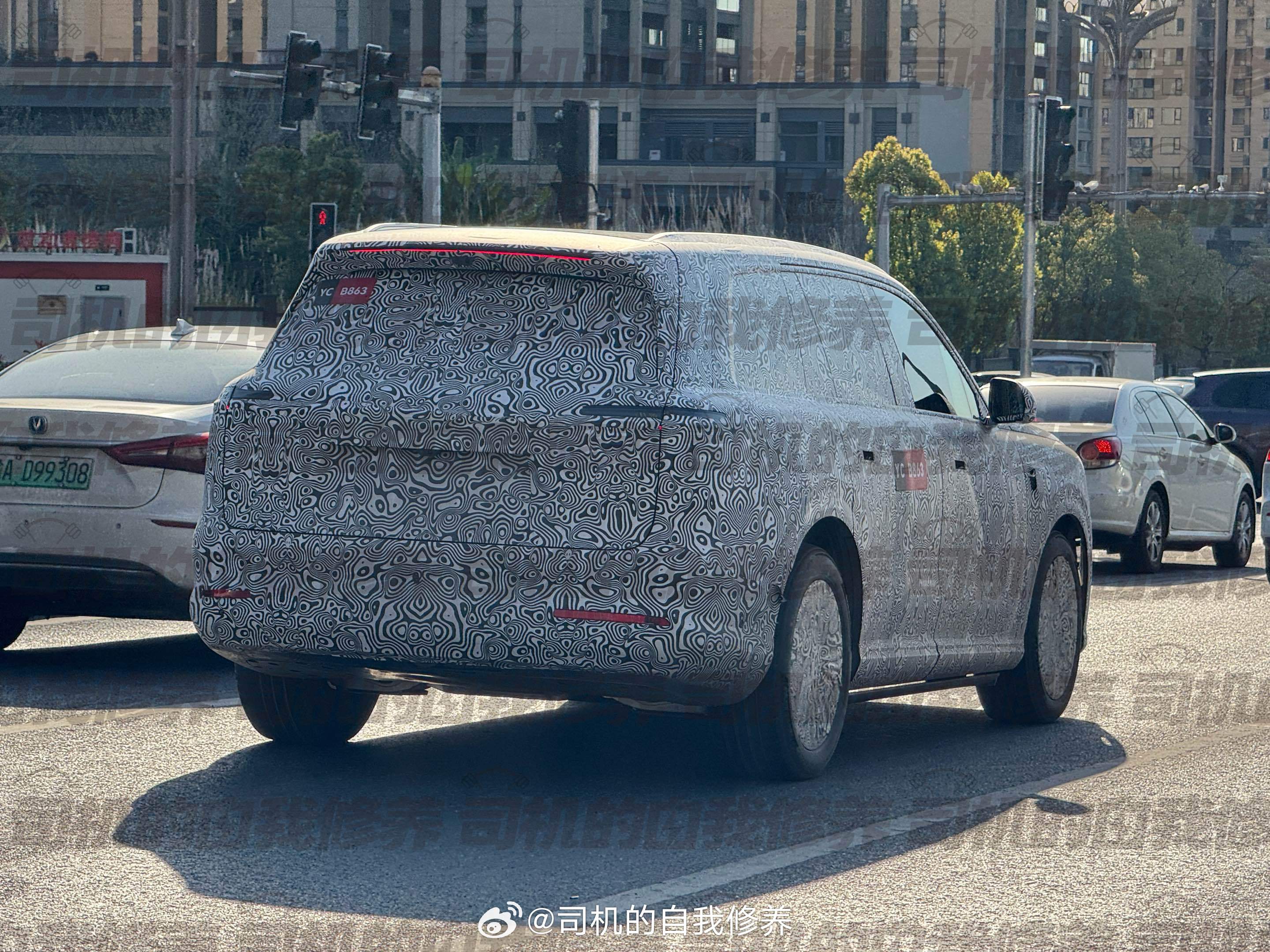 全新换代的野生问界M9又被我们碰到了。新的尾部造型清晰可见，侧面可以看到激光雷达