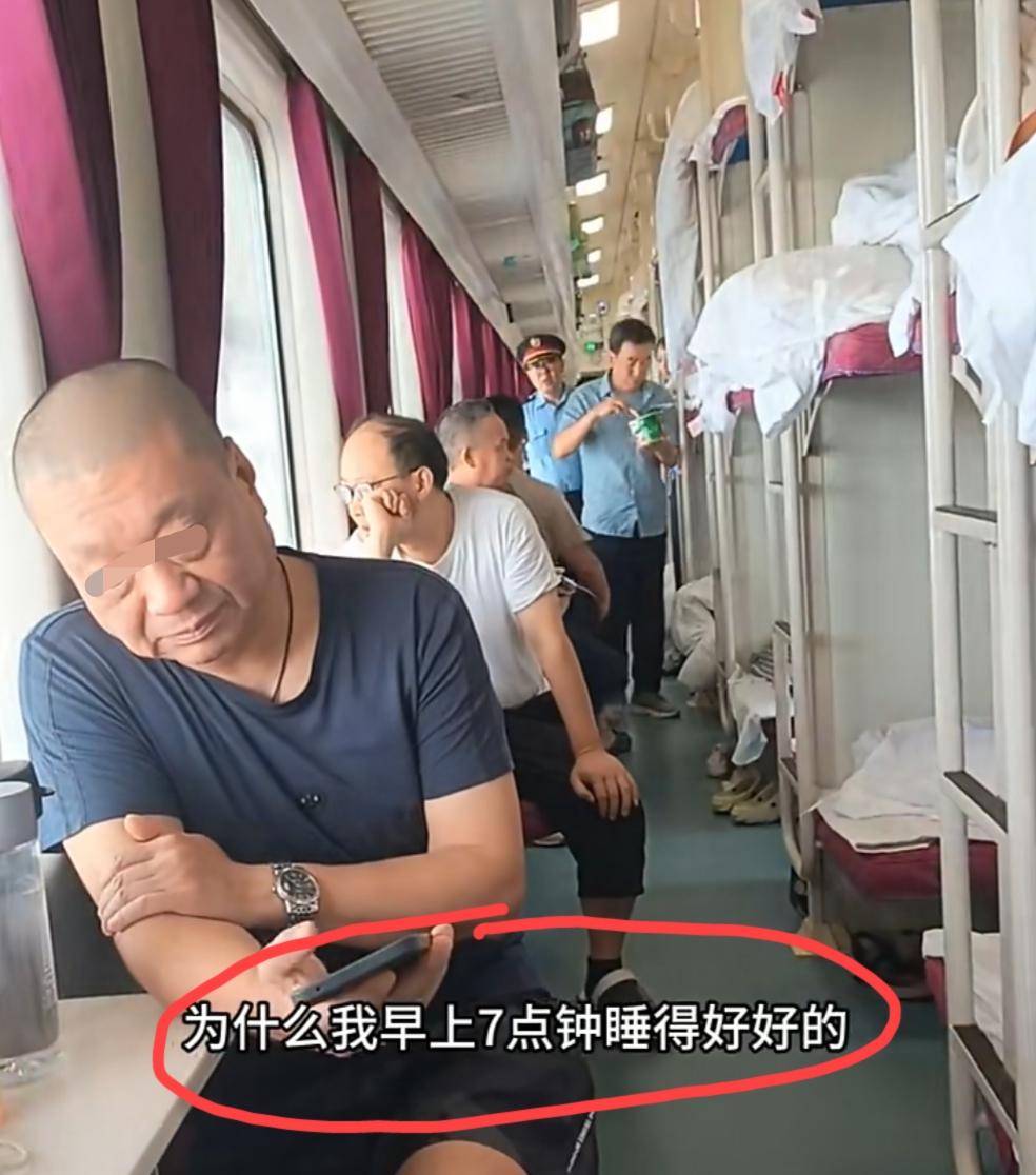 发生在火车卧铺车厢里面的一幕。
男乘客早上7点被广播吵醒后找乘务员要说法，乘务员