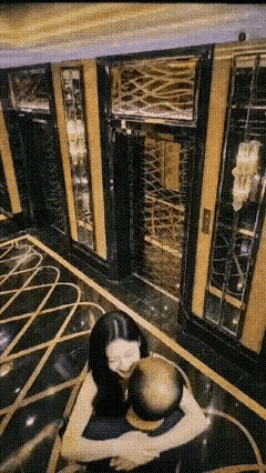 逢场作戏，各有所需。
当面一套，背后一套，
心知肚明，谁人不是。