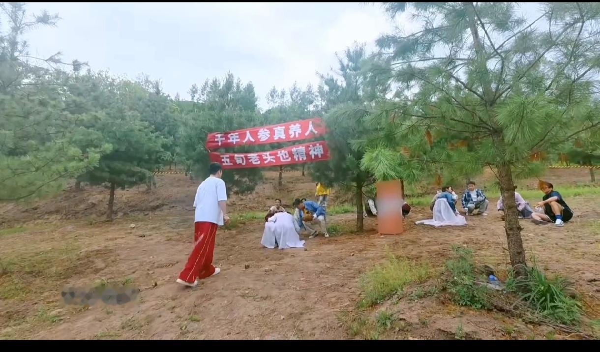 超鹿赫挖人参都有节目哈哈哈哈哈 鹿晗抢先拿走邓超挖到的人参，转头又被陈赫截胡，一