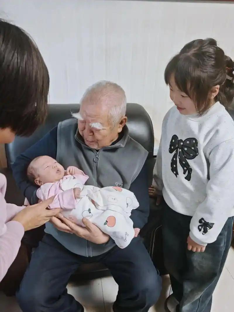 1920年诞生的太姥爷，2026年迎来刚出生的重孙，106岁的年龄鸿沟，竟被一双