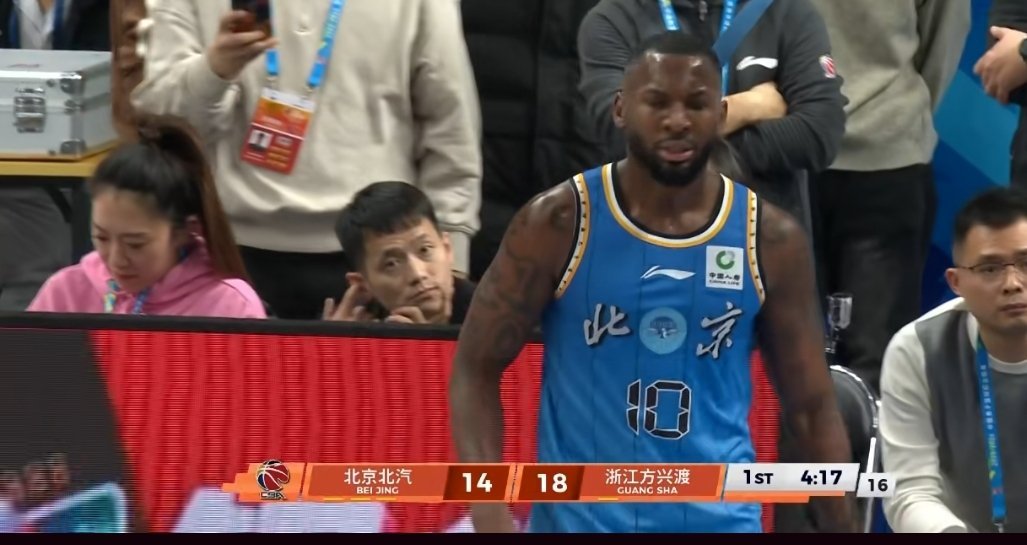 看了一会上赛季冠亚军的比赛，目前CBA小外都懂得如何制造犯规。很显然更适应fib