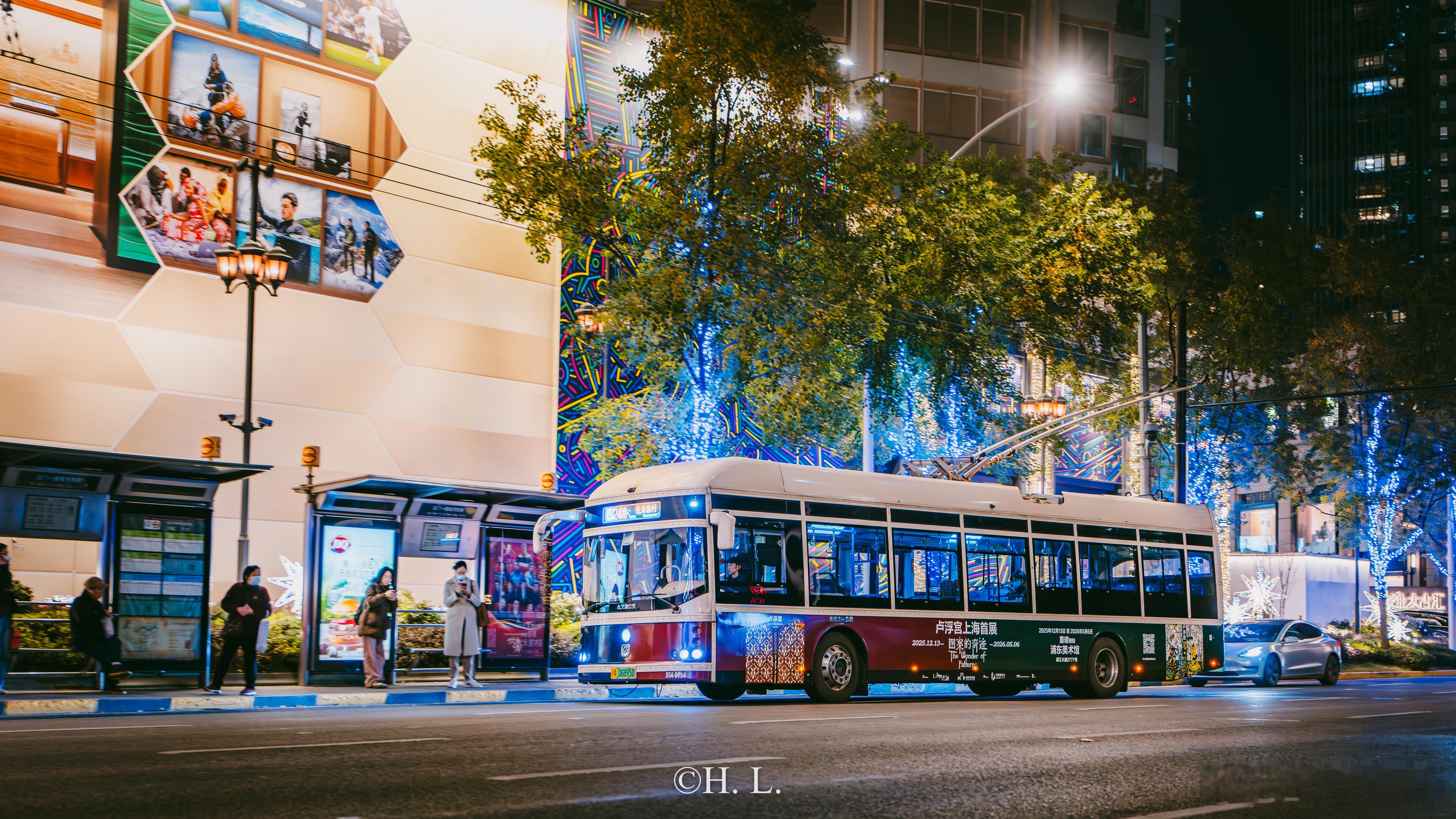 穿梭在市中心的卢浮宫展览专车。 