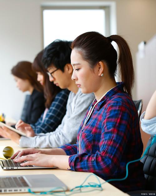 在深圳，月收入5万的家庭，生活是什么样的？首先说收入吧，我是一家企业的高管，月