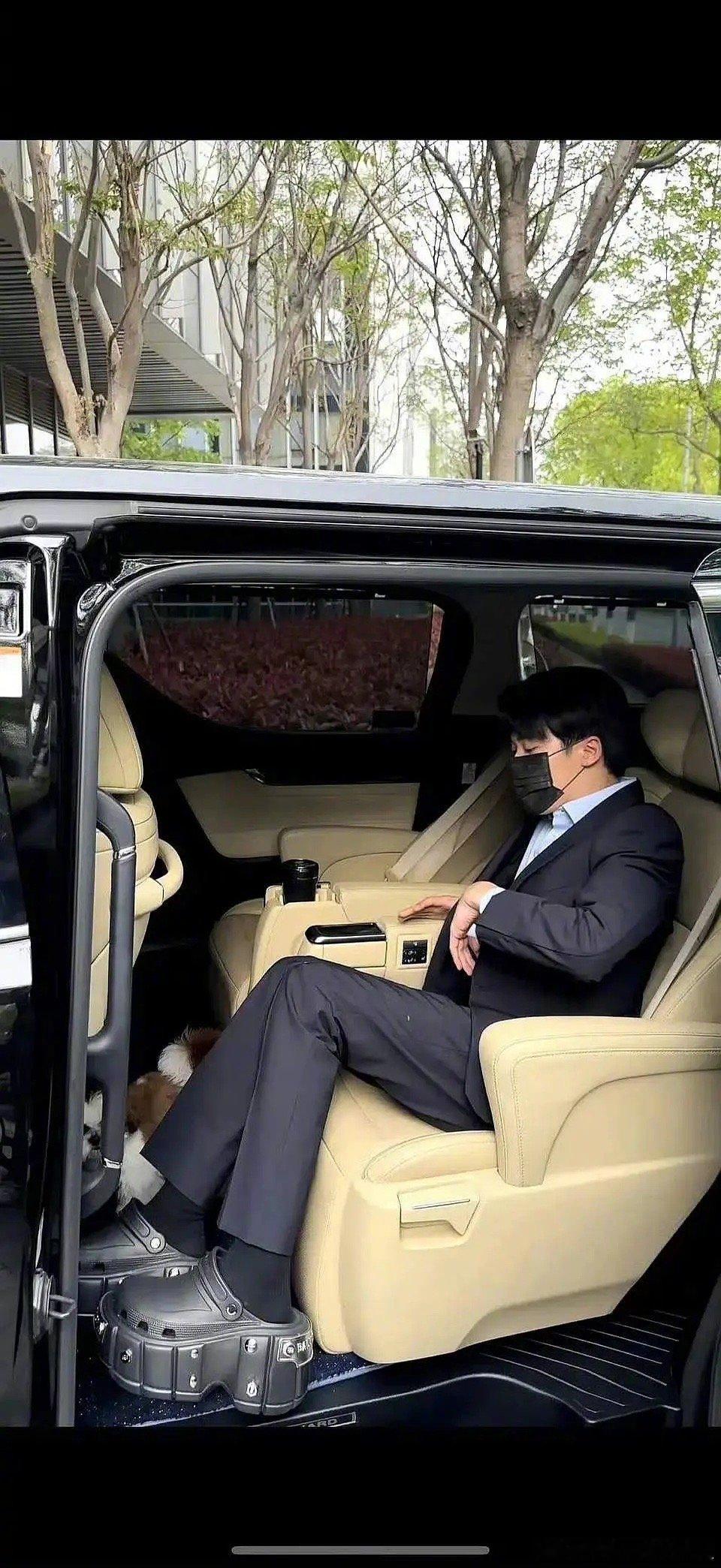 檀健次穿上红袜子了 檀健次的这两款鞋子哪个更高？ 