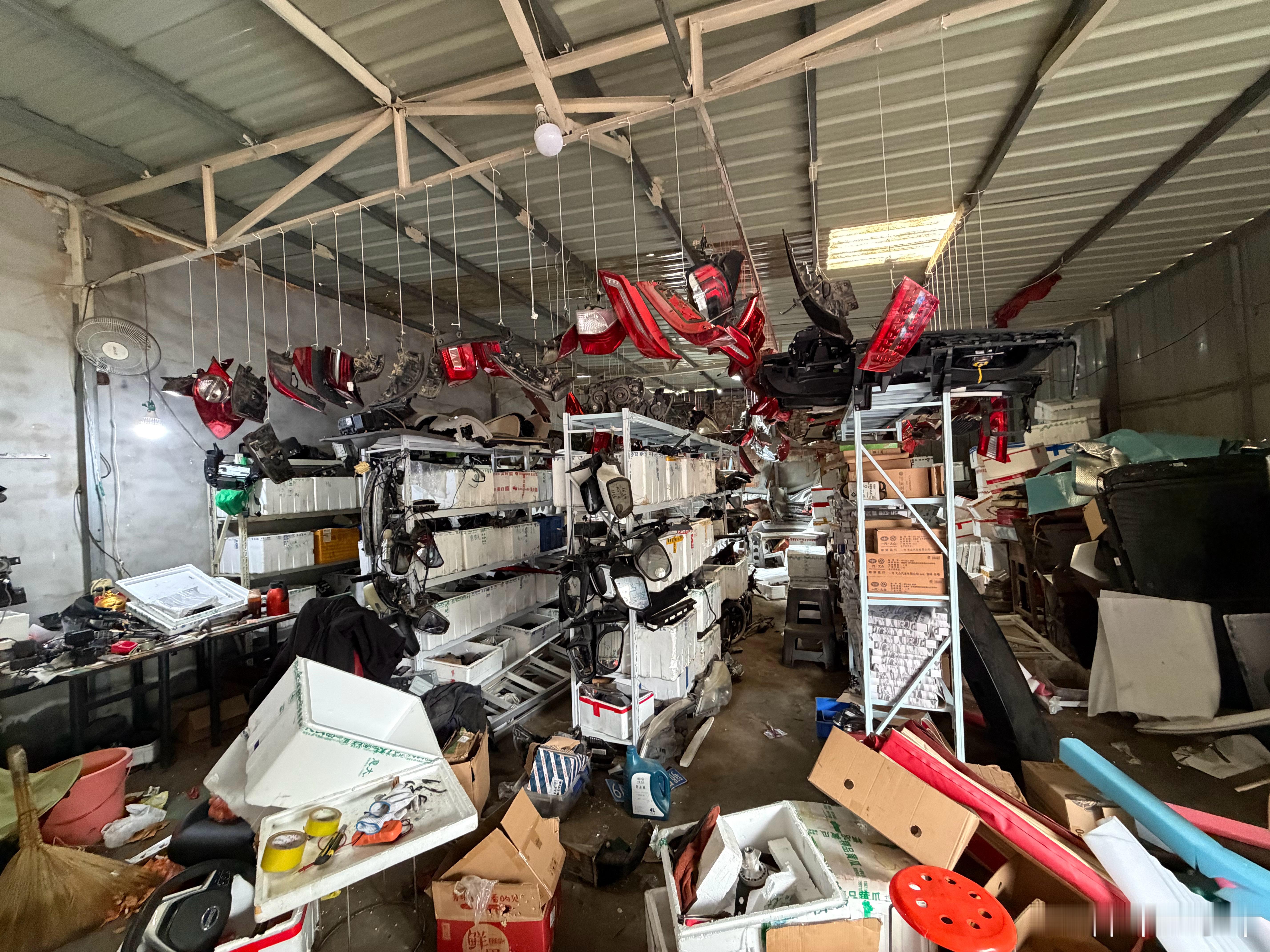 这样专卖拆车件的仓库多来几个看的二手车贩子很兴奋 襄阳