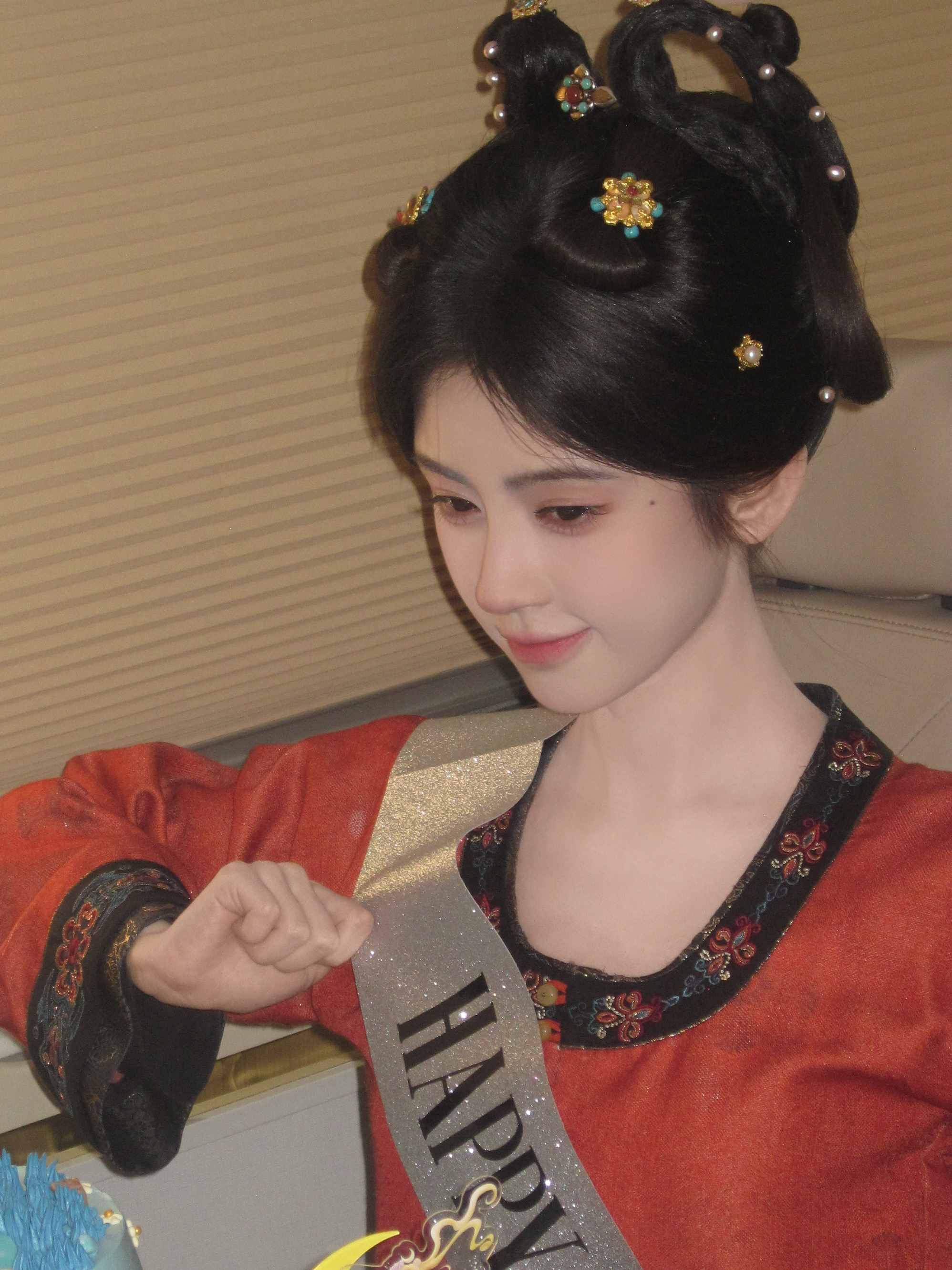 把头发梳成大人模样 生日快乐🎉鞠婧祎0618生日快乐 jjy32岁的鞠婧祎