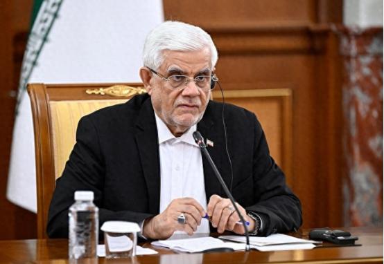 伊朗背后有一个战略高手，又想出了一记妙招对付美国。当地时间3月8日，伊朗第一副总