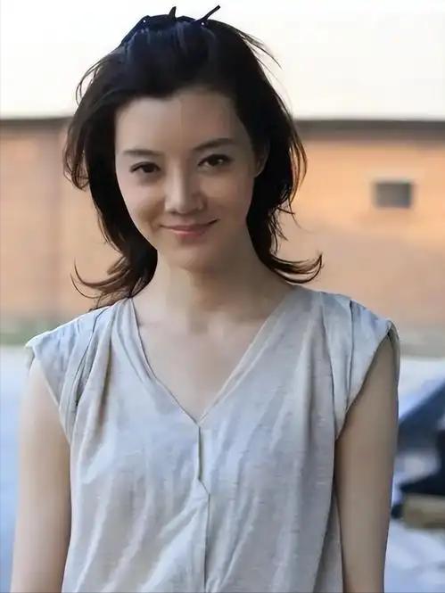 2012年，全网轰动一时的百亿豪门婚姻正式落幕。演员车晓与身价125亿的山西首富