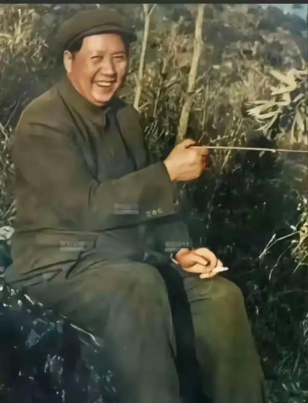 河山锦绣乐开怀，
国泰民安笑哈哈！