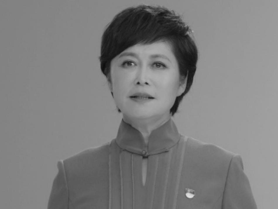 在敬一丹的葬礼上，除了央视主持人集体到场敬献花圈，还看到了泰康保险的老板陈东升送