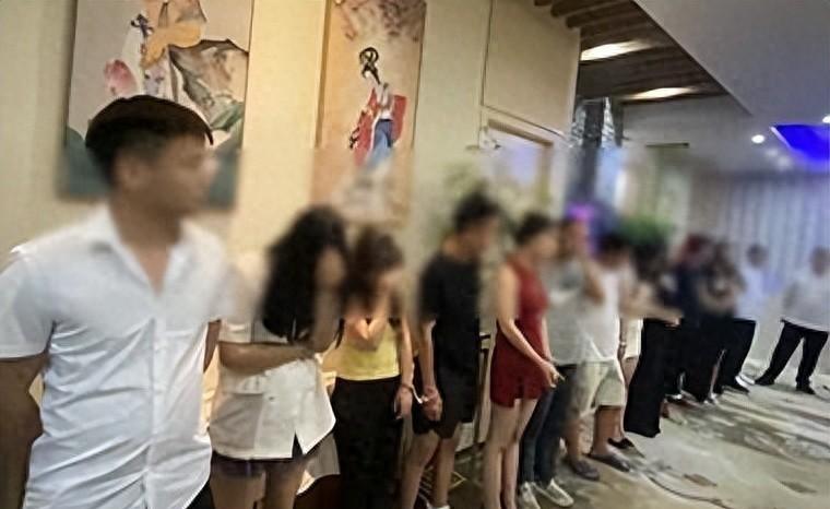 湖北大治，两家足疗店被突击检查，果然发现了端倪，警方在现场抓获25人，在大厅拍照