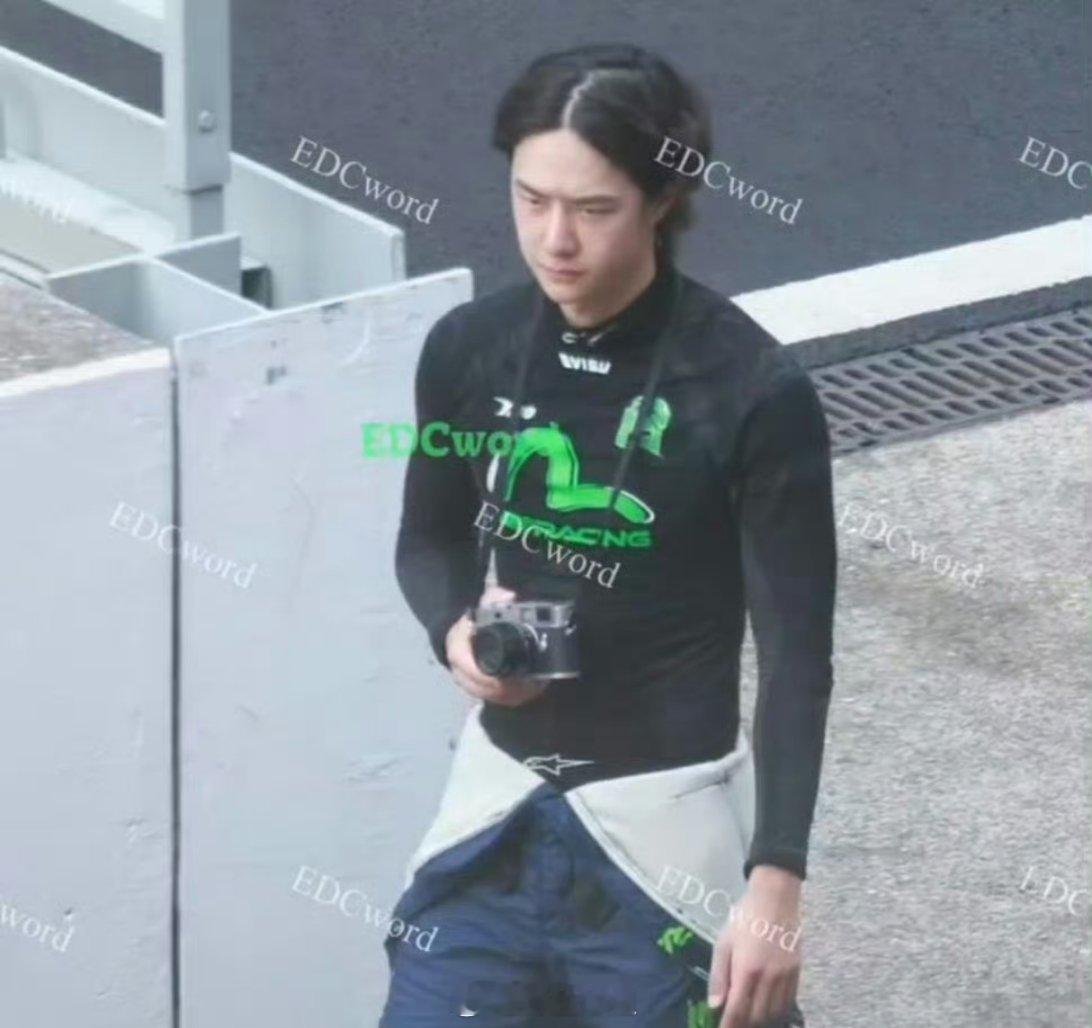 王一博的粉拍图来了，真实无滤镜的粉拍图，作为初代顶流的王一博，客观评价一下，这个