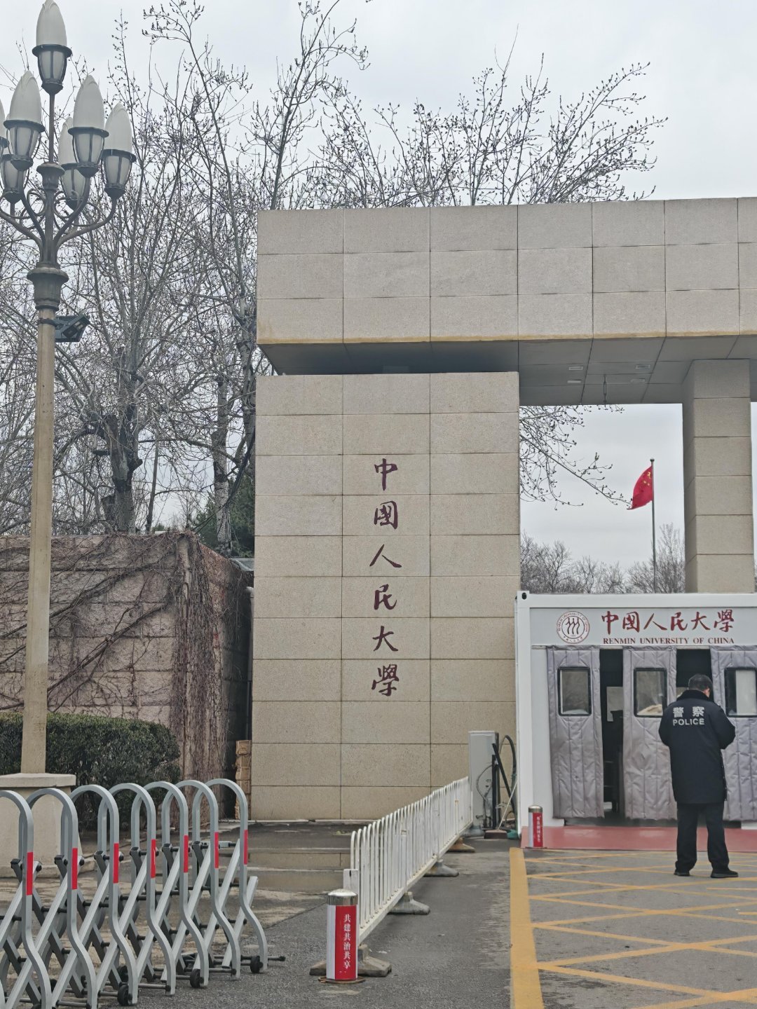 大学生返校统一姿势拖着沉甸甸的箱子返校，装的是家人的牵挂，也装着新学期的期待。短