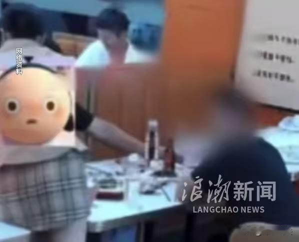 南京，烧烤店的女老板娘身材性感，穿着包臀裙在店内忙活，被店内一个醉酒男子盯上了，