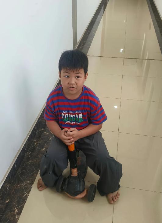 偷偷扛上破旧滑板独自出门，硬生生从荥阳滑行了20公里赶到郑州！滑板半路直接滑坏，