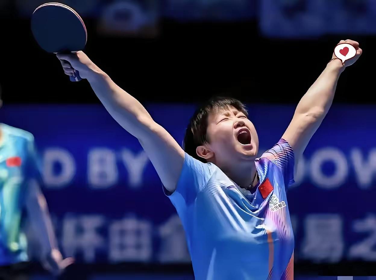 莎莎亚洲杯夺冠瞬间，
有人说她的表情太夸张，
又是双眼紧闭，
又是振臂高呼，
拿