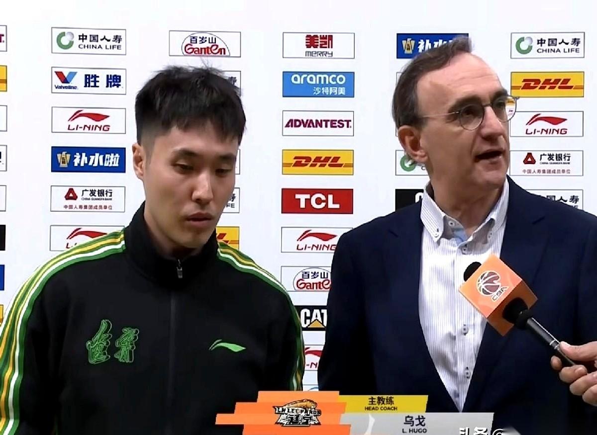 辽宁队主教练乌戈，赢了球，人却往话筒前一坐，先摇了摇头。
他没急着开口，手指在桌