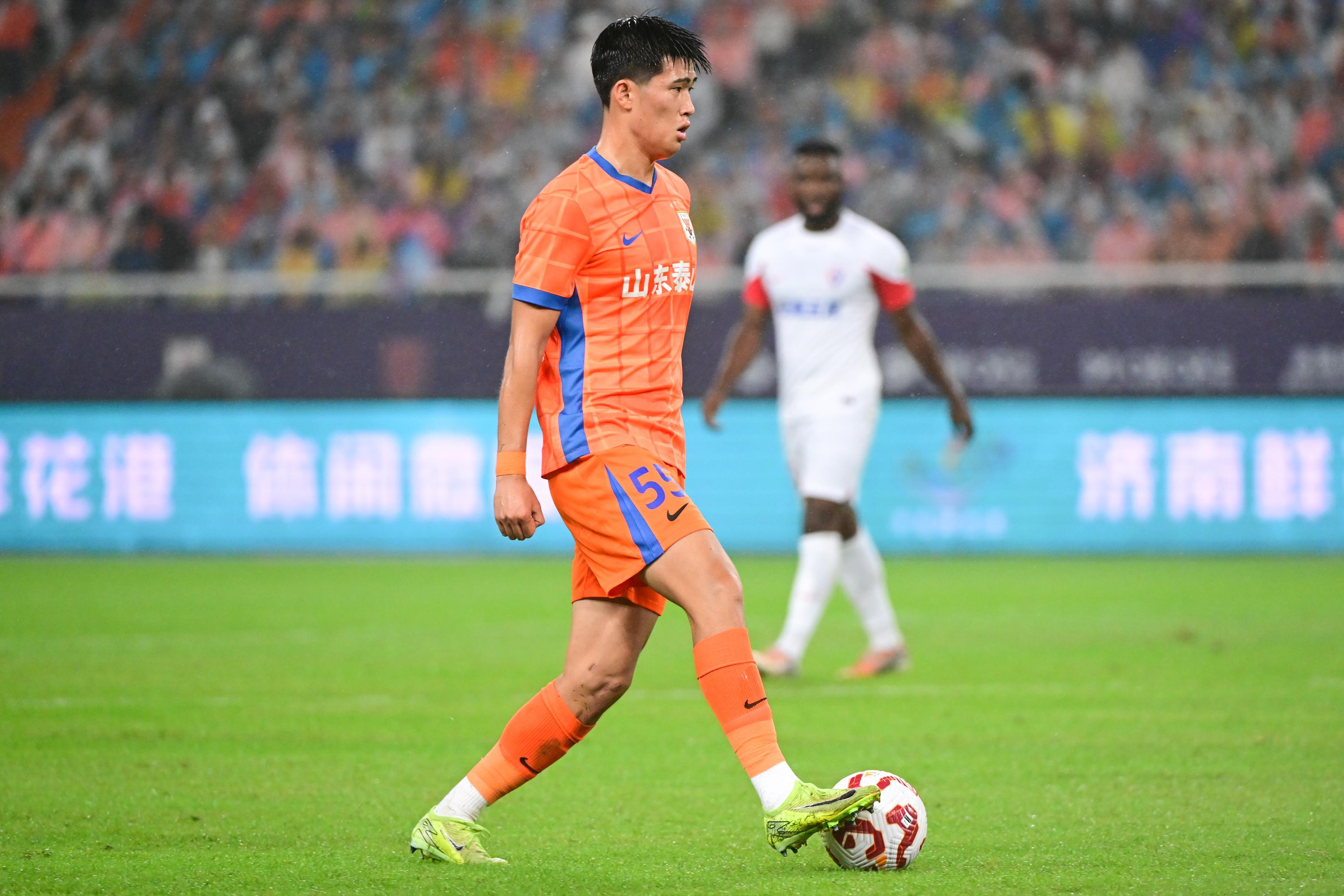 人民日报以彭啸为例，介绍泰山足校的青训培养策略