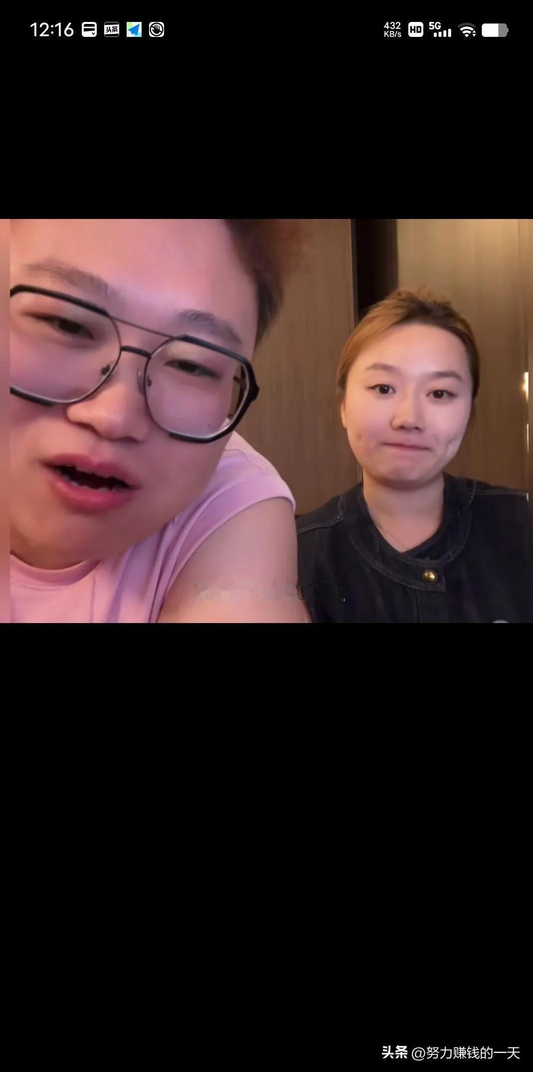 洞洞在直播间叫网友赶紧取消关注CC ，取消关注三剑客，只关注我一鹤就行了。洞洞说