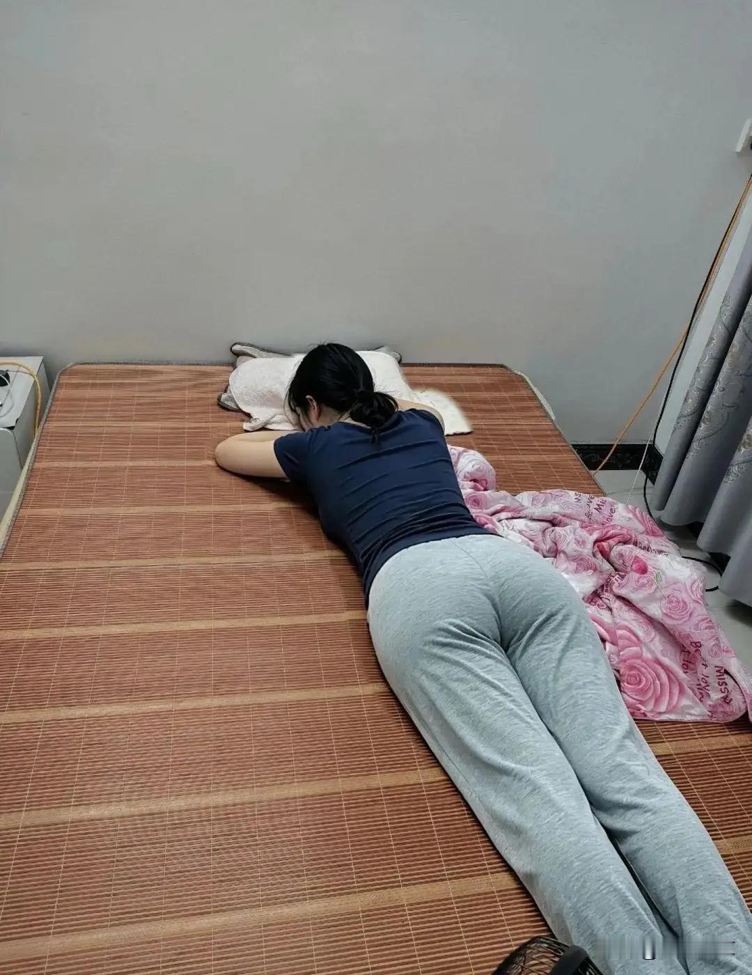 腰不好，建议自己这睡姿比较舒服点。