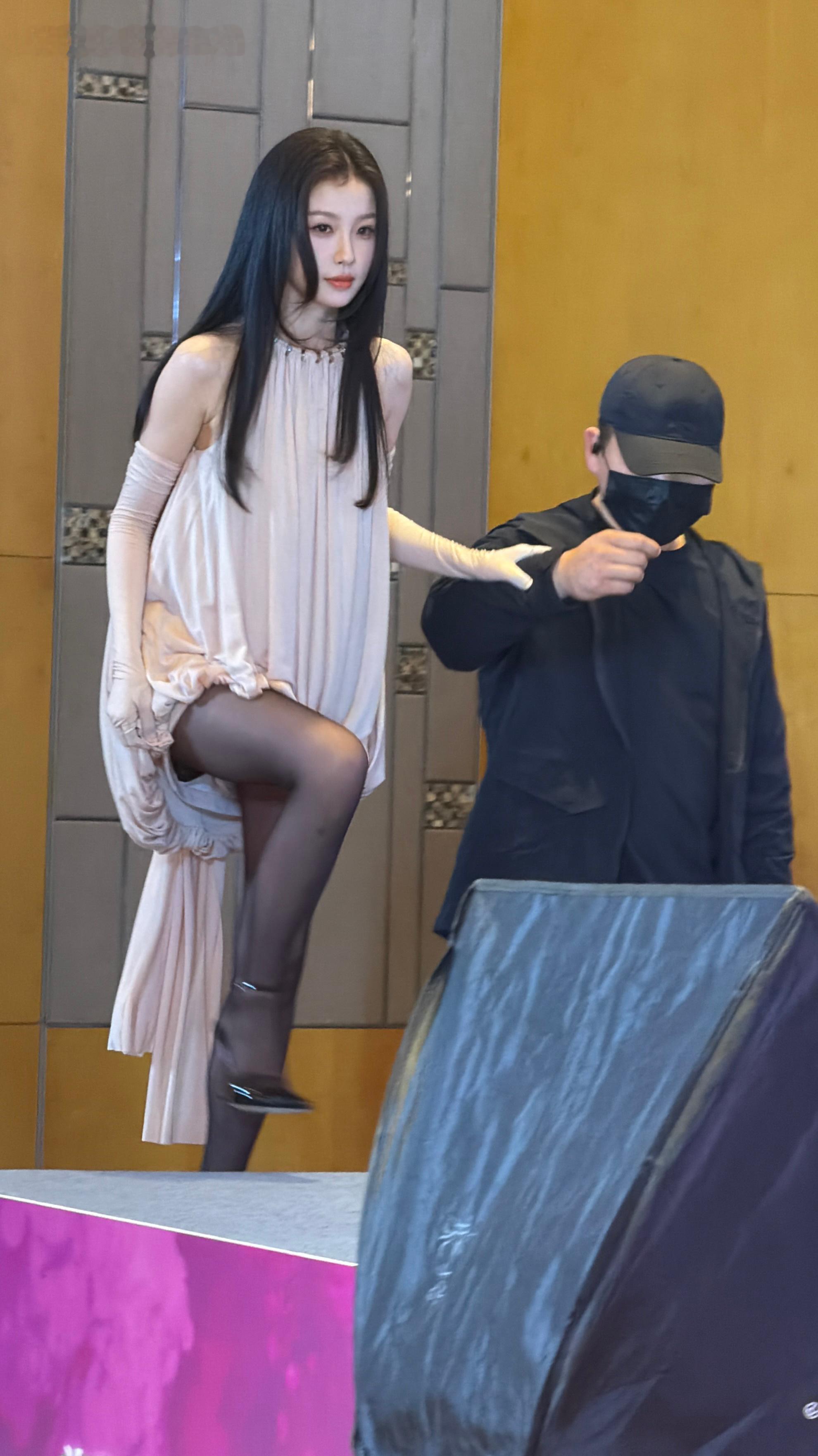 虞书欣线下活动黑丝美腿