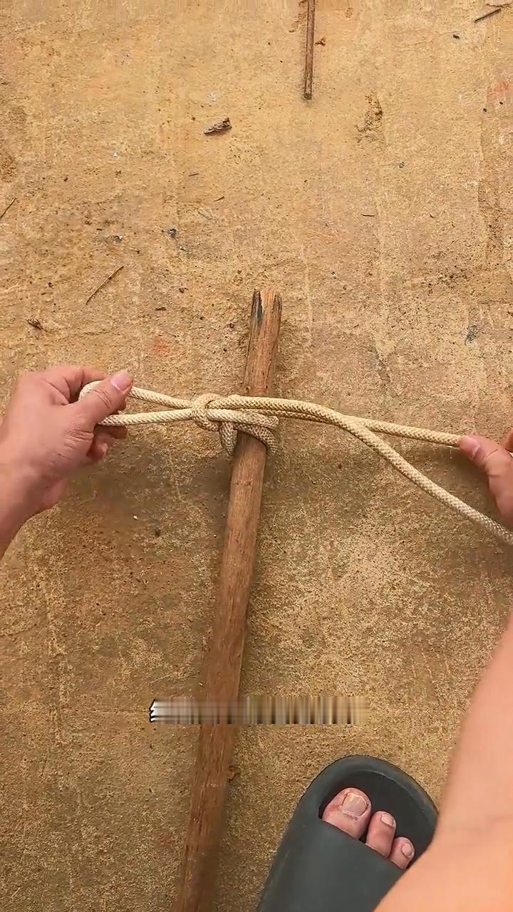 注意看，这就是每个人都应该学习的一种隔空取物结，打法也特别简单。
·首先将绳子的