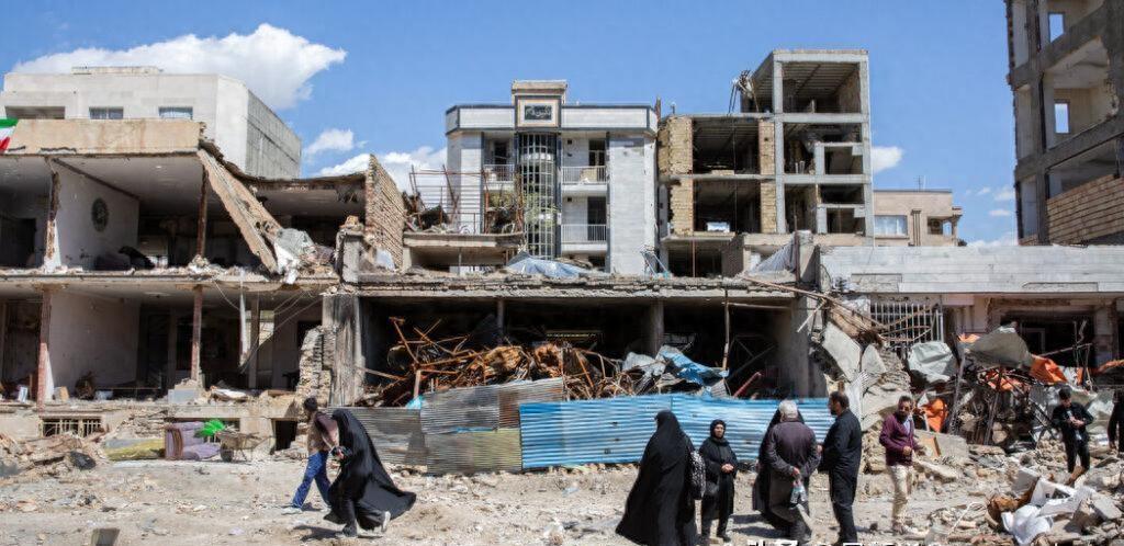 谁能想到，在一个千万人口的繁华大都市里，普通人活下去的唯一出路，竟然是死死锁住房