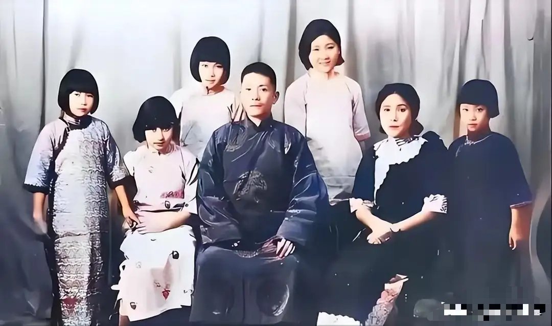 1934年，蒋百里与夫人蒋佐梅以及“五朵金花”的珍贵全家福 