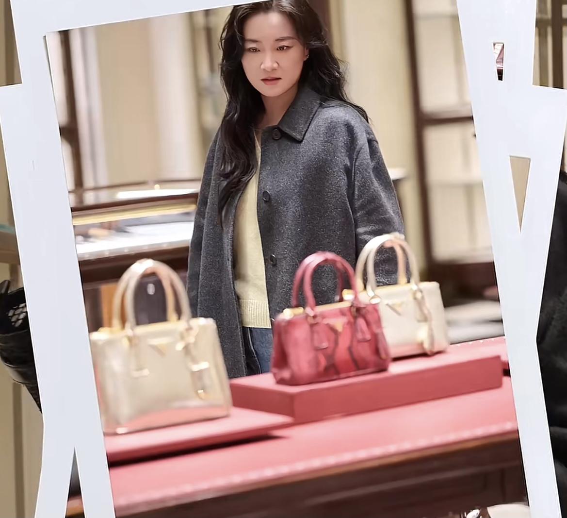 真搞不懂，贾玲减个啥肥？
这下好了吧，一点也不讨喜了，事业也是一落千丈。这两年贾