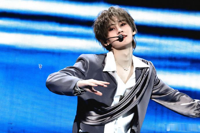 张真源的一句话让姚译添突然语塞，台下的观众笑得合不拢嘴，张真源果然总是能带来惊喜