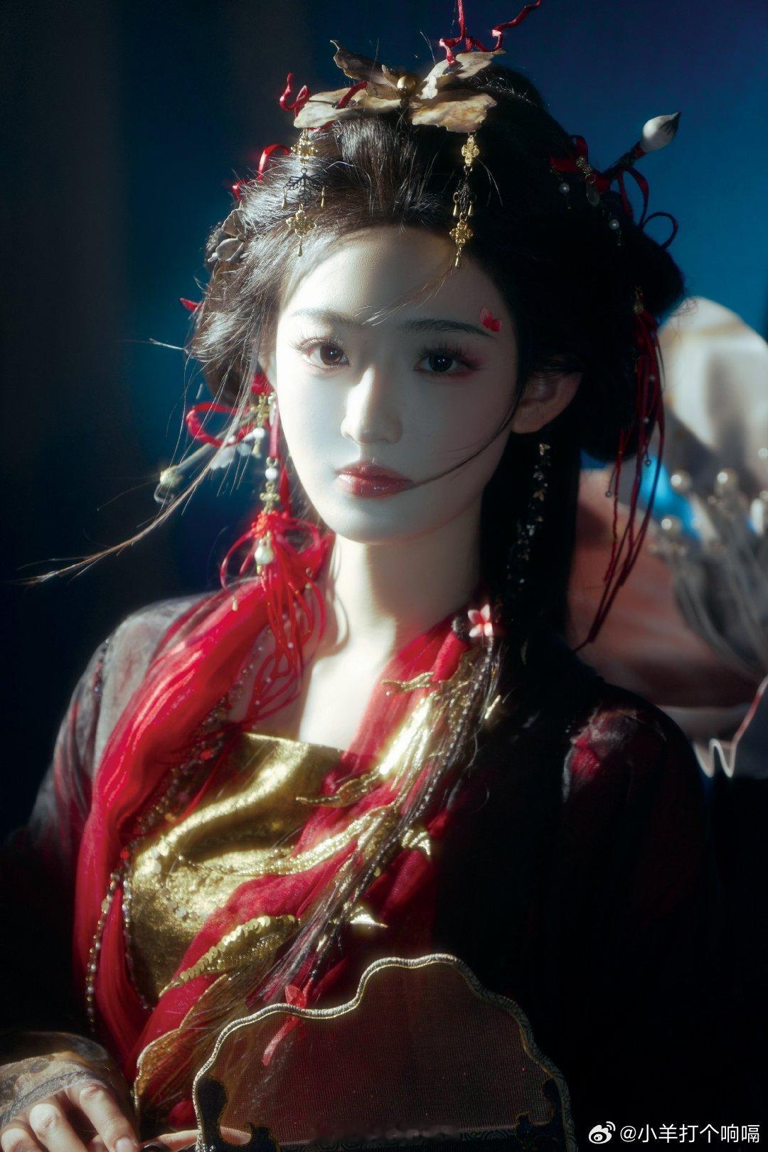杨雨潼彼岸花拟人杨雨潼用彼岸花风格的写真来庆祝暗河传破万诶，这个香饭直接要把粉丝