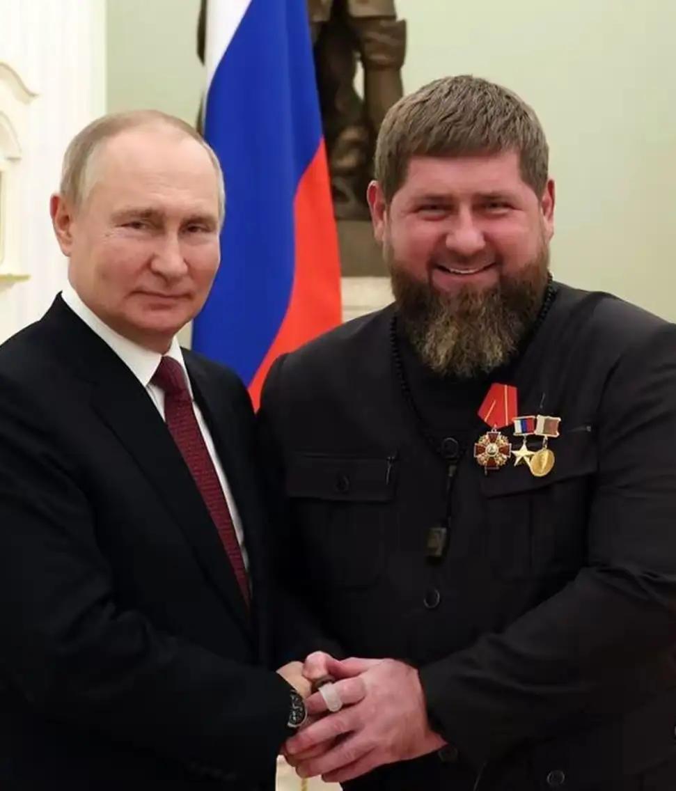 车臣属于俄罗斯，卡德罗夫是车臣的领导，普京是俄罗斯的领导，很自然退出卡德罗夫是普