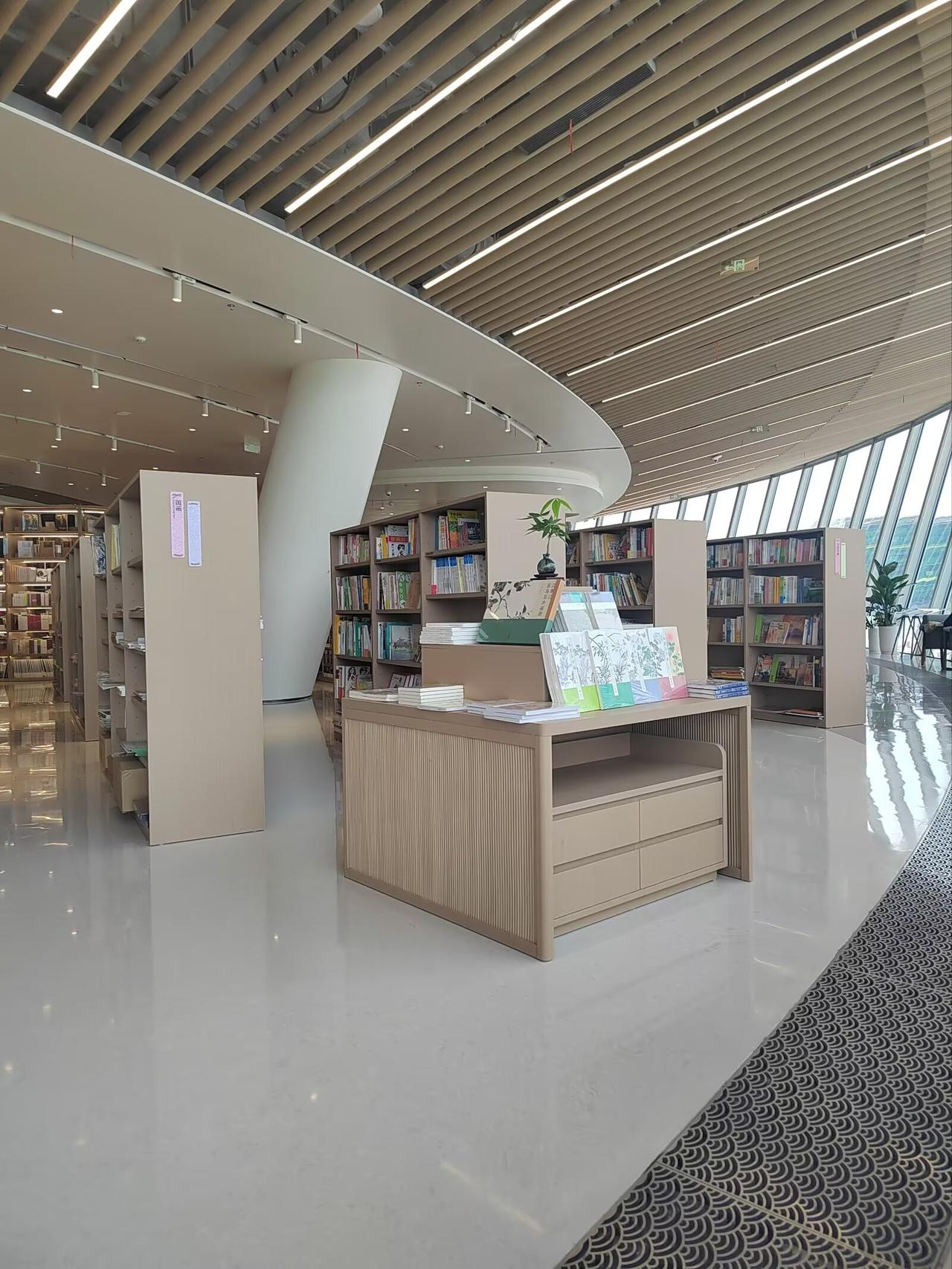 晒出你的本地生活深圳图书馆，应该是国内比较舒坦的了，一边喝咖啡，一边看海，一边看