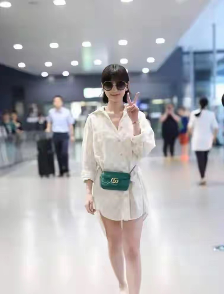 毛晓彤身穿印花衬衫直接打造下半身“失踪体”，变着法大秀美腿 
