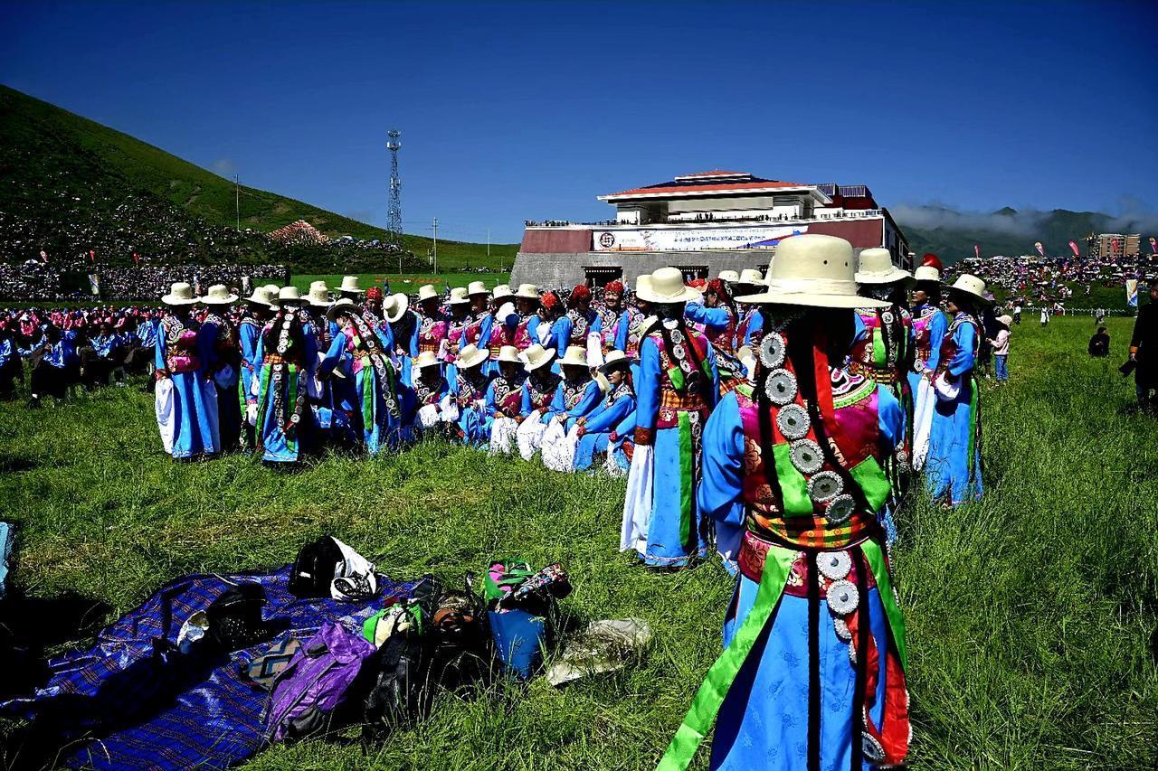 节日里的甘南草原，宛如一幅徐徐舒展的流动画卷。草原儿女身着盛装，从四面八方踏歌而