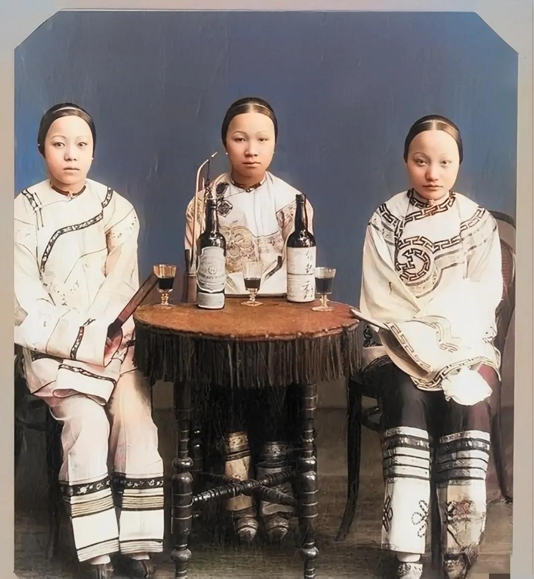 晚清时期，三个闺蜜聚，在一起留下了这一张合影，镜头中的她们的五官线条非常相似，她