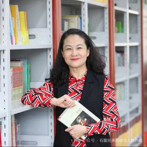 正高级教师
全国三八红旗手
教育部双名工程石馨名师工作室主持人
国家高层次人才特