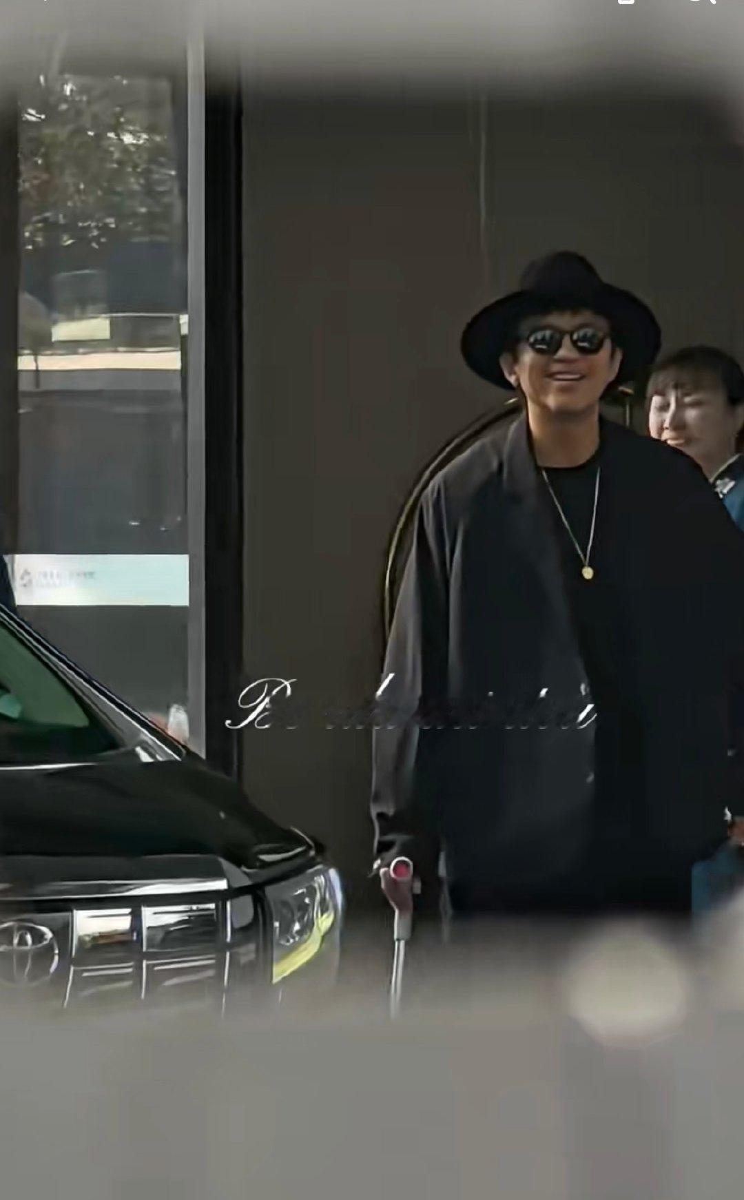 自带光芒的敬业标杆！超哥腿伤未愈却拄拐赴约，哪怕行动不便，也特意绕到粉丝区打招呼