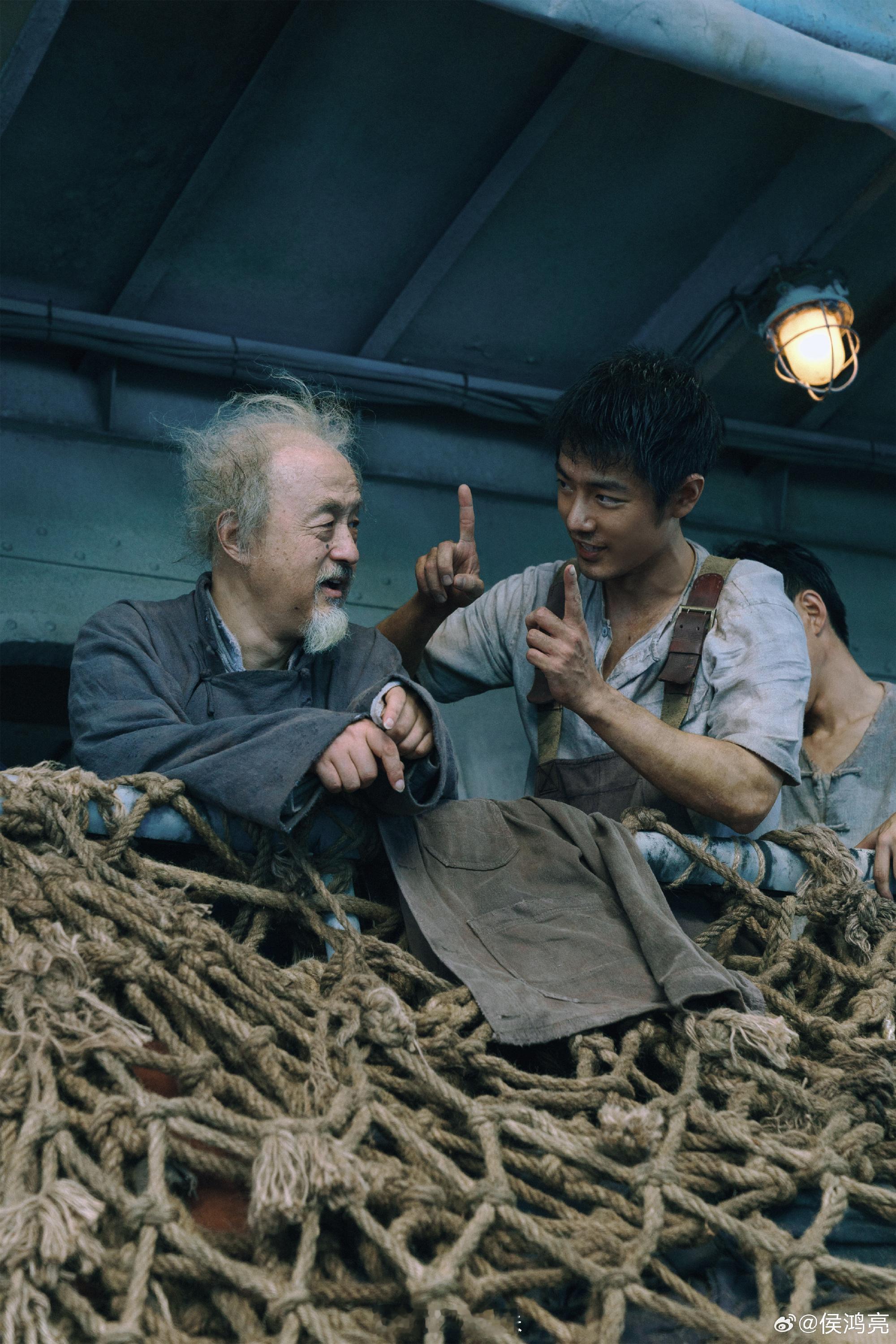 肖战回复侯鸿亮肖战回复侯鸿亮的长文：感谢侯总、孔导和兰老师。戈止镇的故事马上就要