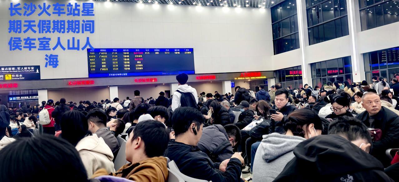 昨天，是长沙火车站星期天的人流，常年四季，长沙的火车站的人流也不少，特别是星期天