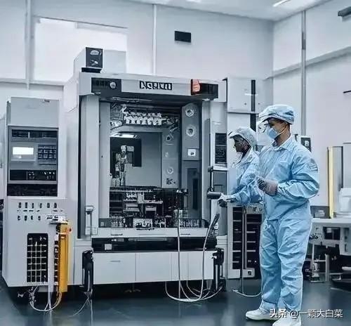 “光刻机没有一个国家可以做得到，美国都造不出，中国根本做不到！”“中国永远都造不